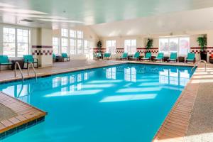 einen Pool mit blauem Wasser in einem Hotelzimmer in der Unterkunft Residence Inn by Marriott Auburn in Auburn