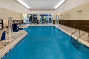 duży basen z niebieską wodą w pokoju hotelowym w obiekcie Fairfield by Marriott Inn & Suites St. Paul Eagan w mieście Eagan