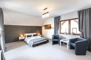 En eller flere senge i et værelse på Vila Emerald Residence