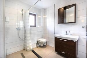 Et badeværelse på Vila Emerald Residence + 82 billeder