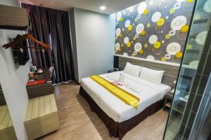 Postel nebo postele na pokoji v ubytování Indra Hotel Ipoh
