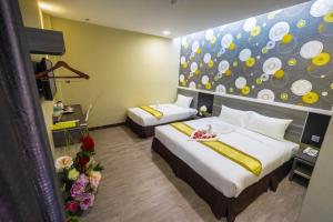 Postel nebo postele na pokoji v ubytování Indra Hotel Ipoh