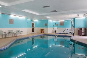 una gran piscina con paredes y sillas azules en SpringHill Suites Orlando Altamonte Springs/Maitland, en Orlando
