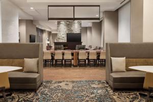 une salle à manger avec des chaises et une grande table dans l'établissement Residence Inn by Marriott New York JFK Airport, à Queens