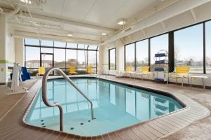 una piscina en un edificio con sillas amarillas en Fairfield Inn by Marriott Philadelphia West Chester/Exton, en Exton