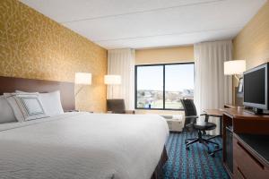 Habitación de hotel con cama, escritorio y TV. en Fairfield Inn by Marriott Philadelphia West Chester/Exton, en Exton