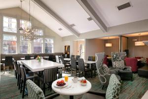 un comedor con mesas, sillas y mesa en Residence Inn Anaheim Hills Yorba Linda en Anaheim