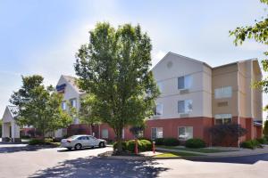 ein weißes Auto, das vor einem Gebäude parkt in der Unterkunft Fairfield Inn & Suites Louisville North in Jeffersonville