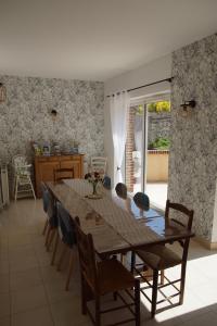 a dining room with a table and chairs at LE SECHOIR DANTAN in Doudeville