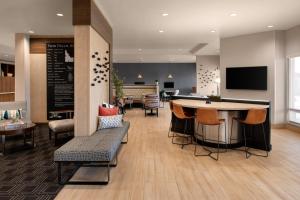 un vestíbulo con un bar con sillas y una mesa en TownePlace Suites by Marriott Twin Falls, en Twin Falls