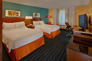 um quarto de hotel com duas camas e uma televisão de ecrã plano em Fairfield Inn & Suites Boca Raton em Boca Raton