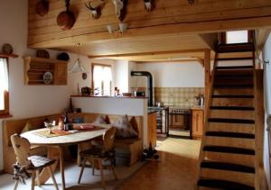 une cuisine avec une table et une salle à manger dans l'établissement Alpe Monte Massella, à Poschiavo