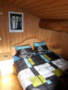 - une chambre avec un lit dans une cabine dans l'établissement Alpe Monte Massella, à Poschiavo