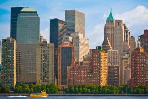 نيويورك ماريوت داون تاون في نيويورك: أفق المدينة مع قارب في الماء