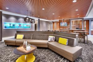 soggiorno con divano e bar di Springhill Suites by Marriott Colorado Springs North/Air Force Academy a Colorado Springs