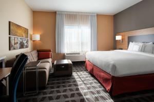 una camera d'albergo con letto e divano di TownePlace Suites Fresno Clovis a Clovis