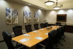 een conferentieruimte met een grote houten tafel en stoelen bij SpringHill Suites by Marriott Logan in Logan