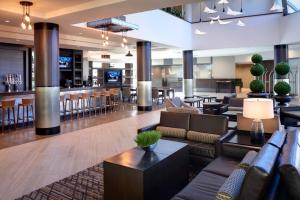 un vestíbulo de un hotel con sofás y un bar en Detroit Marriott Southfield en Southfield