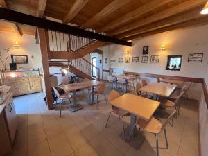 TV a/nebo společenská místnost v ubytování Hotel Il Mulino b&b