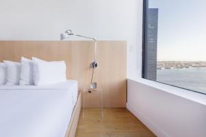 Postel nebo postele na pokoji v ubytování Placemakr Wall Street