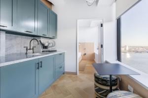 Kuchyň nebo kuchyňský kout v ubytování Placemakr Wall Street