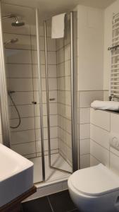 Koupelna v ubytování Gideon Hotel + 26 fotografií