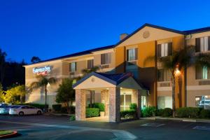 un hôtel extérieur la nuit avec un parking dans l'établissement Fairfield Inn by Marriott Santa Clarita Valencia, à Santa Clarita