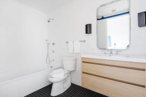 Koupelna v ubytování Placemakr Wall Street