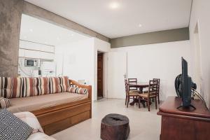 a living room with a couch and a table at Leblon Aconchegante in Rio de Janeiro