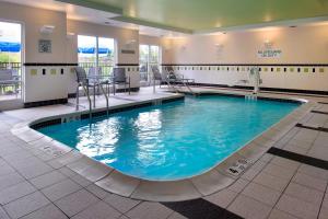 בריכת השחייה שנמצאת ב-Fairfield Inn & Suites Verona או באזור