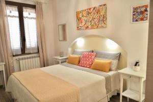 een slaapkamer met een bed met 2 kussens erop bij B&B Rosa dei Venti in Santa Teresa Gallura