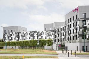 un bâtiment avec un panneau sur son côté dans l'établissement Moxy Paris Val d'Europe, à Montévrain