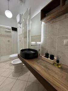 a bathroom with a black tub and a toilet at SognoNarni in Narni +37 photos