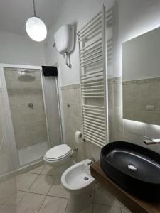 een badkamer met een zwarte wastafel en een toilet bij SognoNarni in Narni