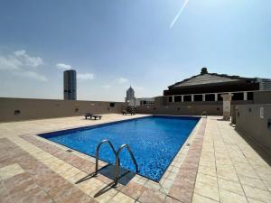 une piscine sur le toit d'un bâtiment dans l'établissement Chez Eric, à Dubaï