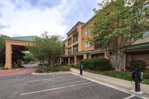 un parking vide devant un bâtiment dans l'établissement Courtyard by Marriott Rock Hill, à Rock Hill