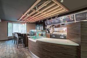 a restaurant with a counter and a bar with chairs at Courtyard by Marriott Rock Hill in Rock Hill