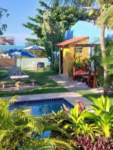 a house with a swimming pool in a yard at Pousada Familiar Beberibe in Beberibe