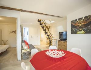 uma sala de estar com uma mesa vermelha com uma toalha de mesa vermelha em Duplex Saussier- Centre historique - idéal Groupe em Troyes