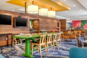 una sala da pranzo con tavolo e sedie verdi di Fairfield Inn Myrtle Beach North a Myrtle Beach