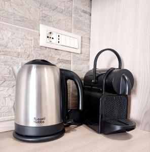 - Hervidor de té y tostadora en la encimera en Torino Casa Maria - 2 Bedroom Apartment, en Turín