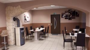 Pension Village في ناومبورغ: غرفة طعام مع طاولات وكراسي في مطعم