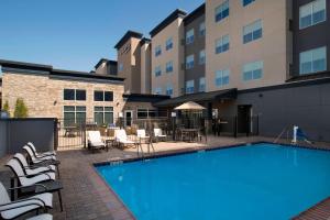 una piscina con tumbonas y un edificio en Residence Inn by Marriott New Orleans Elmwood en Elmwood
