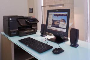 einen Schreibtisch mit einem Computer und einem Drucker darauf in der Unterkunft Residence Inn by Marriott Saginaw in Saginaw