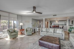 un soggiorno con divano, sedie e ventilatore a soffitto di South Wind 307 a Myrtle Beach