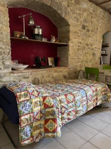 - une chambre avec un lit dans un mur en pierre dans l'établissement il Sementone dependance 10C, à Assise