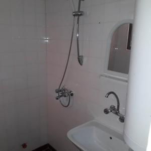 ein Bad mit einer Dusche und einem Waschbecken in der Unterkunft Къмпинг ЕНЕРДЖИ in Warna
