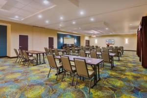 una sala de conferencias con mesas y sillas y un podio en Fairfield Inn & Suites Riverside Corona/Norco en Norco