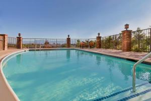ein großer Pool mit einem Zaun um ihn herum in der Unterkunft Fairfield Inn & Suites Riverside Corona/Norco in Norco