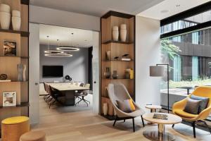 - une salle à manger avec une table et des chaises dans l'établissement Courtyard by Marriott Freiburg, à Fribourg-en-Brisgau